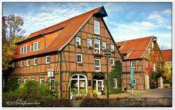 Der alte historische Stadtspeicher in Rotenburg/Wmme, heute beheimatet er ein Restaurant und einen Biergarten, direkt im belebten Stadtzentrum neben dem Stadtstreek, ein Zufluss zur Wmme