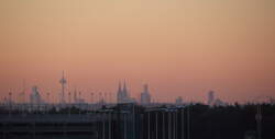 Die Skyline von Kln beim Sonnenuntergang, in der Mitte, kaum zu verfehlen der Dom, links daneben der Colonius.