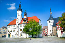Eisenberg in Thringen, der Marktplatz und Standesamt mit schnen blauen Himmel.
