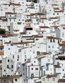 Blick auf das weisse Dorf Casares in Andalusien.
