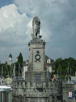 Der Lwe wacht ber die Hafeneinfahrt von Lindau und sieht nicht wie sich hinter seinem Rcken mchtige Gewitterwolken auftrmen.