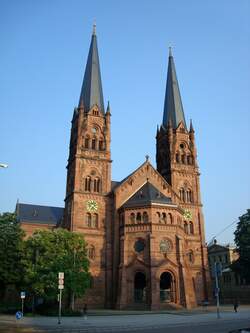 Freiburg im Breisgau,  die katholische Johanneskirche mit zwei markanten 60m hohen Trmen,  1899 mit rotem Sandstein im Stil der Neoromanik erbaut, 2008-09 aufwendig renoviert, Besonderheit ist der im