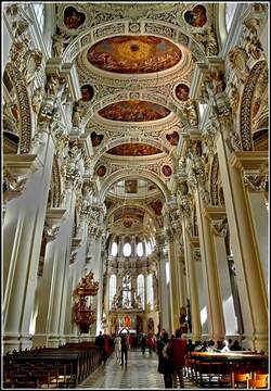 Das Innere des dreischiffigen Langhauses des Passauer Doms St.