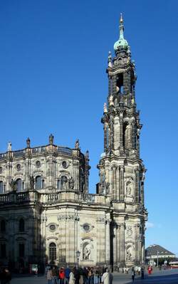 Dresden, Turm und Teil des Kirchenschiffs der katholischen Hofkirche, seit 1980 Kathedrale des Bistums Dresden und Meien, grter Kirchenbau in Sachsen, 1739-55 im Barockstil erbaut vom italienischen