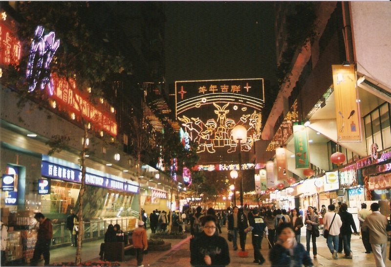 Vorweihnachtszeit Dezember 2002: festliche Weihnachtsbeleuchtung in Hongkongs Strassen, hier in Kowloon in einer Fugngerzone