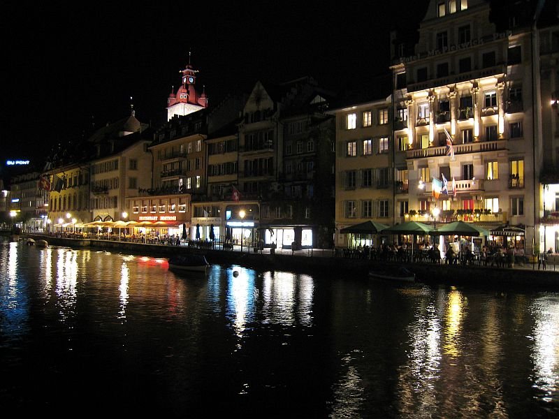 Whrend meines Urlaubs in Luzern im Juli 2007 habe ich mal ein bichen mit Nachtaufnahmen experimentiert. Hier im Bild sieht man eine Huserzeile mit Hotels und Restaurants an der Reuss, aufgenommen am 19.07.2007 gegen 22:30 Uhr von der Kapellbrcke aus. 