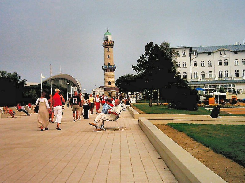 Warnemnde, Promenade mit Leuchtturm, 2003