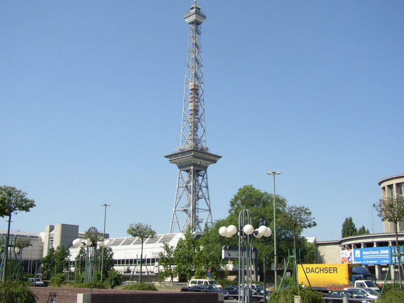 Was gibts da viel zu sagen: Der Berliner Funkturm fotografiert vom Vorplatz des ICC (Internationales Congress Centrum).       
21.07.06
