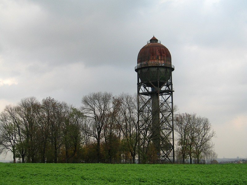 Wasserturm ( Lanstroper Ei ) in DO-Lanstrop (7. November 2008). Erbaut 1904/05, stillgelegt 1981, unter Denkmalschutz. Ungewhnlich fr die Entstehungszeit ist die streng funktionale Konstruktion.