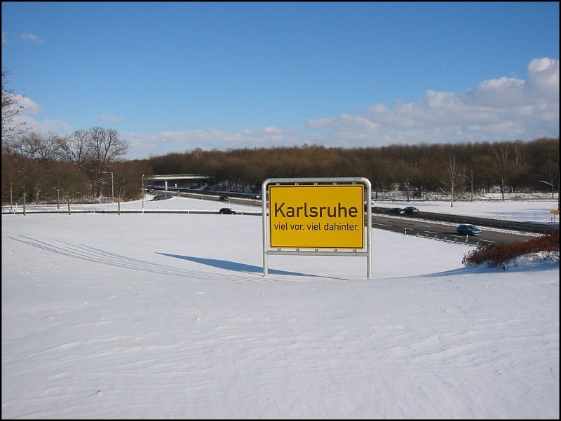Winter an der Sdtangente in Karlsruhe. Seit einiger Zeit wirbt die Stadt fr sich mit diesem berdimensionalen Schild an dem Autobahnzubringer. (27.02.2005)