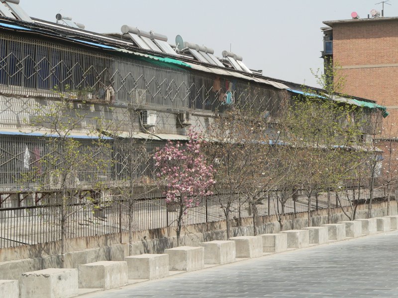 Wohnhaus an der Stadtmauer. Die ersten drei Etagen von Wohnhusern sind meist vergittert, es scheint ein groes Einbrecher-Problem zu bestehen. April 2006