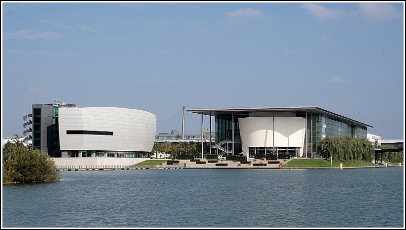 Moderne Architektur und eine Landschaftsgestaltung mit viel Wasser bietet die