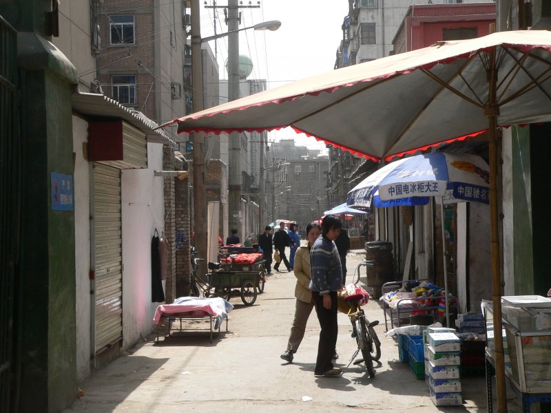 Enge Gasse in Xi an. Hier findet man viele L�den, es