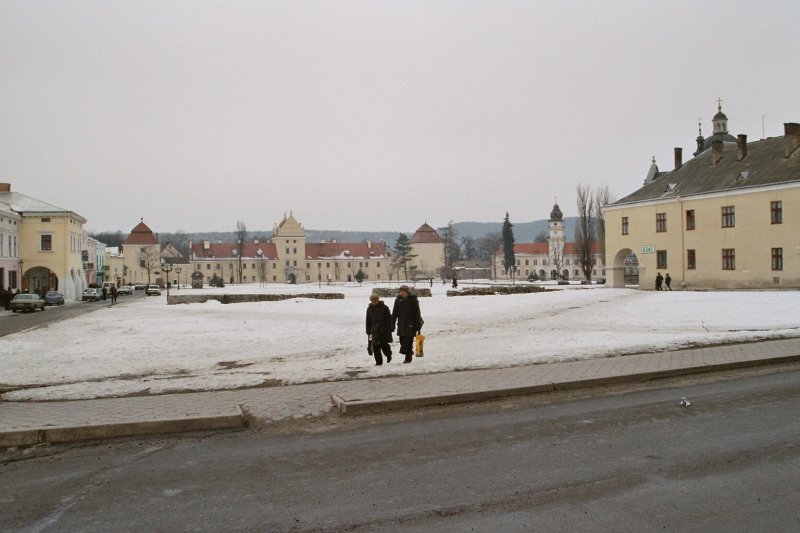 Zentrum von Zhovkva 
Frher hiess diese Stadt Nesterov
Nesterov war ein Held in die Sowjet Union wegen seine Rolle
in die zweite Weltkrieg
11-03-2004