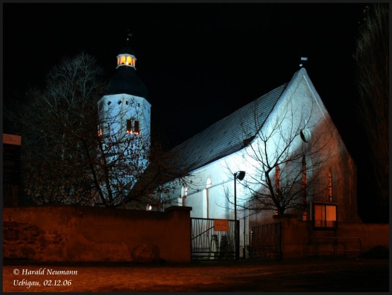 Zum Weihnachtsmarkt prsentiert sich am 02.12.06 die Uebigauer Kirche im Scheinwerferlicht. Das Kirchenschiff harrt noch seiner Sanierung.