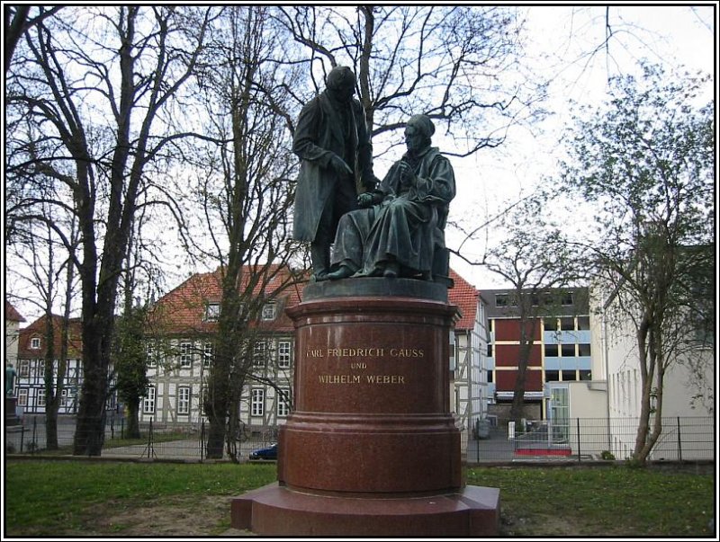 Zwei berhmte Persnlichkeiten der Georg-August-Universitt in Gttingen, Carl Friedrich Gau und Wilhelm Weber werden mit diesem Denkmal auf dem Wall geehrt. Die Aufnahme stammt vom 08.04.2007. 
