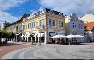 Dieser Altbau in der Altstadt in Warna / Варна (BG) beherbergt im Erdgeschoss eine Filiale eines bekannten Kaffeeshops.