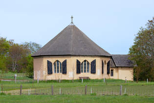 Kapelle in Vitt auf Rgen mit seinem derzeitigen beigen Anstrich.