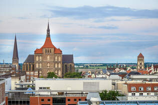 Blick ber Rostock nach Sden von der Dachterrasse ber dem Restaurant KAI40.