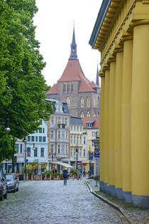 Die Rostocker Marienkirche und die Gebude am Universittsplatz gesehen vom Klosterhof aus.