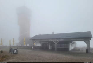 Das hat Herbst auf fast 1000 Metern Hhe so an sich: eingenebeltes Plateau des Wurmbergs (Harz) bei Braunlage mit Aussichtsturm und Restaurant  Wurmberg Alm .