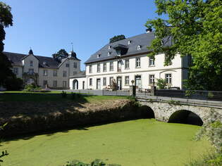 Mellrich, Schloss Eggeringhausen, Dreiflgelbau mit quadratischen Ecktrmen, erbaut ab 1660 durch Anna Catharina Grfin zu   Salm-Reiferscheid (19.06.2025)