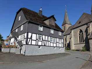 Assinghausen, Fachwerkhaus und Pfarrkirche St.