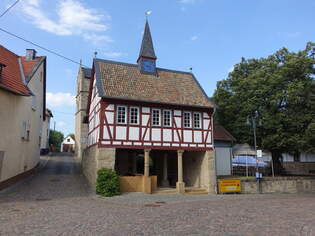 Boos, altes Rathaus, barocker Fachwerkbau mit offener Erdgeschosshalle, erbaut im 18.