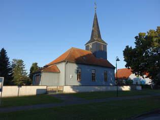 Jeseritz, evangelische Kirche, rechteckiger, verschalter Fachwerkbau mit Dachreiter, erbaut 1877 (11.08.2025)