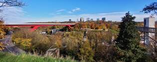 Stadt Luxemburg, blick von einem der vielen Aussichtspunkte auf die herbstliche Farben rund um die Rote Brcke mit Blick auf den Bahnhof Pfaffenthal - Kirchberg, recht im Bild der Lift der aus dem