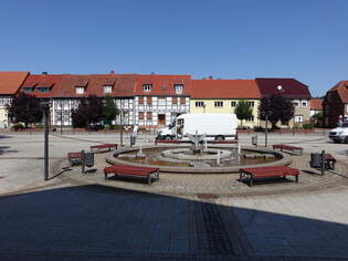 Arendsee, Brunnen und Huser am Marktplatz (13.08.2025)