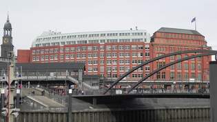 Das dunkelrote Gebude rechts ist das Slomanhaus, ein Kontorhaus am Baumwall in Hamburg.