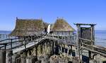 Unteruhldingen am Bodensee, Pfahlbauten-Freilichtmuseum, zeigt Nachbauten aus der Stein-und Bronzezeit, April 2025