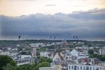 Sicht auf Rostock in nordwestlicher Richtung vom Dachgarten des Restaurants KAI40.