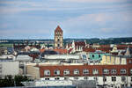 Blick ber Rostock nach Sden von der Dachterrasse ber dem Restaurant KAI40.