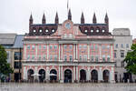 Das Rostocker Rathaus mit angrenzender Bebauung.