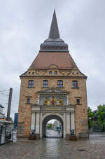 Das Steintor in seiner heutigen Form ist ein 1574 bis 1577 im Renaissance-Baustil errichtetes Tor im Sden der historischen Rostocker Stadtbefestigung.