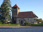 Jerchel, evangelische Kirche, kleine verputzte Saalkirche mit einem quadratischen Fachwerkturm, erbaut 1507 (11.08.2025)