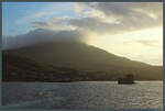 Morgenstimmung in Castlebay: Whrend sich der Berg Heaval in Wolken hllt, beleuchten die ersten Sonnenstrahlen den Ort.