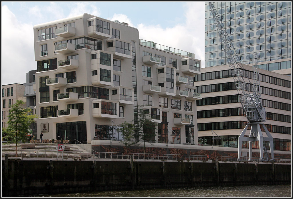 . Abgerundete Formen - Wohn- und Geschftshaus am Sandtorhafen (Kaiserkai) in der Hamburg Hafencity. Architektur: LOVE architecture (Graz) | berNormalNull (Hamburg), Fertigstellung: 2008. August 2011 (Matthias)