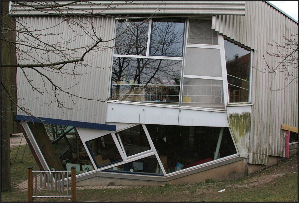 . Alles schrg am Kindergarten von Luginsland. Inzwischen schon etwas in die Jahre gekommen, immerhin schon ber 20 Jahre alt. 14.03.2011 (Matthias)