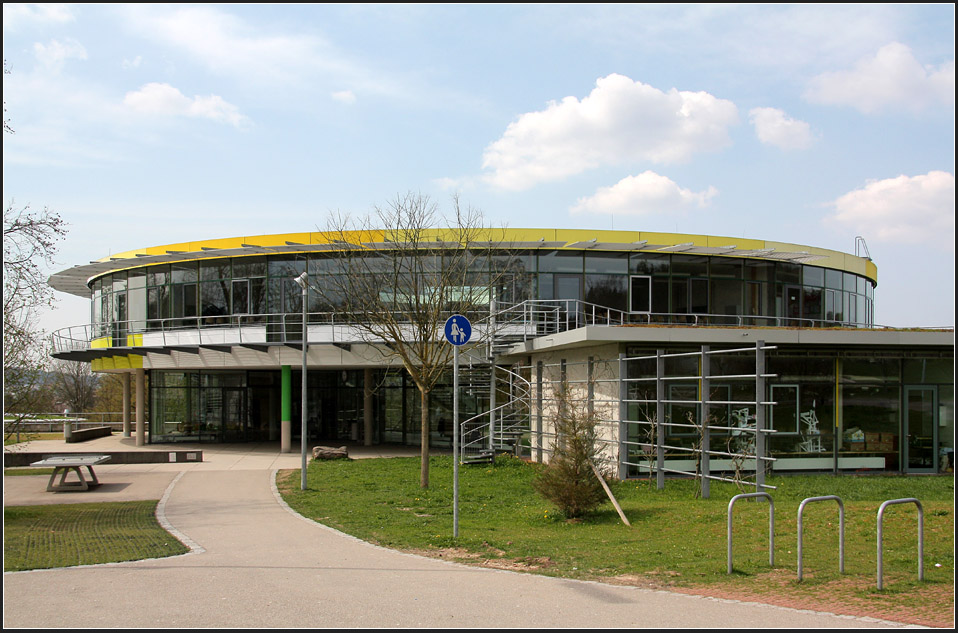 . Als letzter Baustein des Schulensembles wurde im Jahre 2003 das Gymnasium auf dem Schferfeld in Lorch fertiggestellt, 30 Jahre nach der ersten Schule dort oben. Wieder waren Behnisch und Partner die Planer. 

Mehr Bilder:
http://architektur.startbilder.de/name/galerie/kategorie/architekten~behnisch-und-partner~2003-gymnasium-friedrich-ii-lorch.html

18.04.2010 (Matthias)