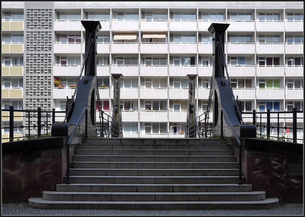 . Alte Brcke vor Plattenbau - Klappbrcke Jungfernbrcke ber den Spreearm Kupfergraben beim Aussenministerium. August 2011 (Jonas)