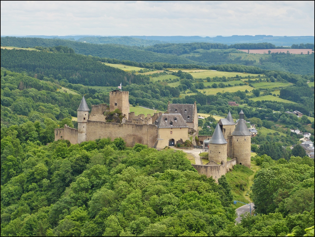 . Am Aussichtspunkt  Uerbegsbierg  in Bourscheid kann die Burganlage in ihrer vollen Größe sehr eindrücklich bewundert werden. 15.06.2013 (Jeanny)