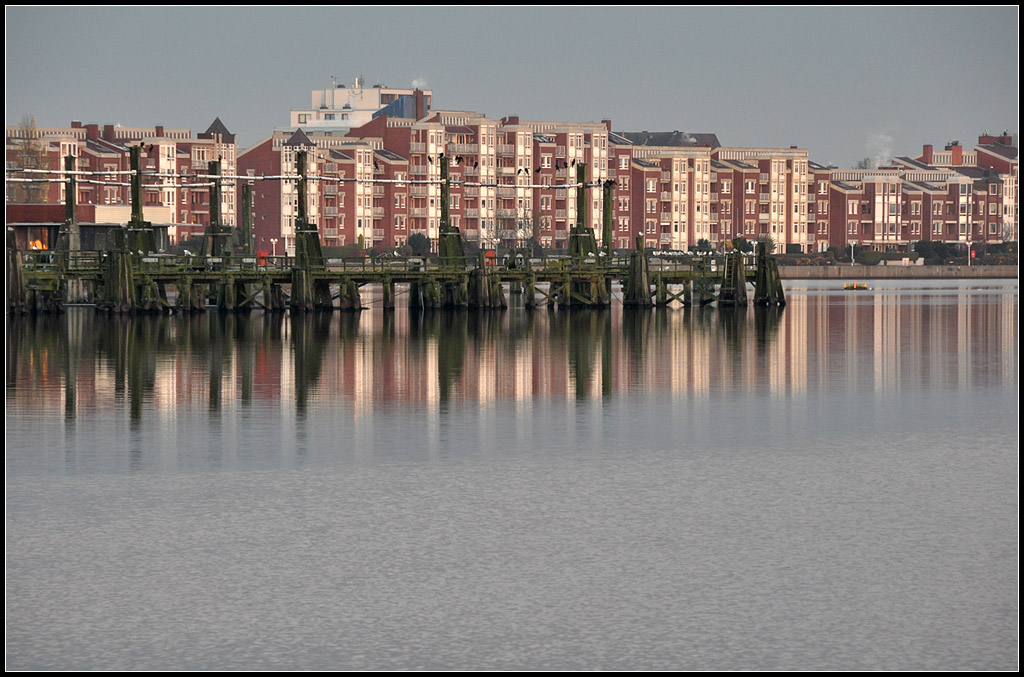 . Am Groen Hafen - Die achtziger Jahre Wohnbebauung am Groen Hafen in Wilhelmshaven spiegelt sich im ruhigen Wasser. 18.11.2012 (Jonas)