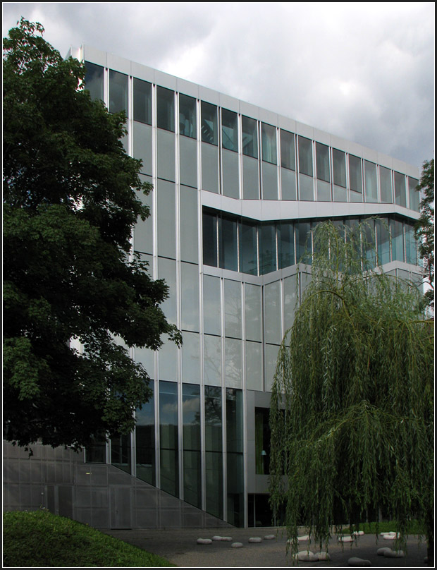 . Ansicht von der Spree - Niederlndische Botschaft in Berlin. Der Anstieg des Trajekts ist gut erkennbar, innen er abwechslungsreicher Weg, der nichts mit einem normalen Treppenhaus gemeinsam hat. August 2010 (Matthias)