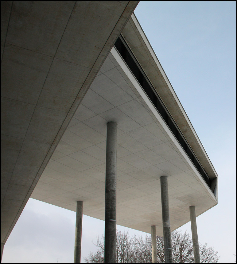 . Auf schlanken Sttzen - Aufflligstes Bauteil der Universittsbibliothek in Magedeburg. 19.03.2013 (Matthias)