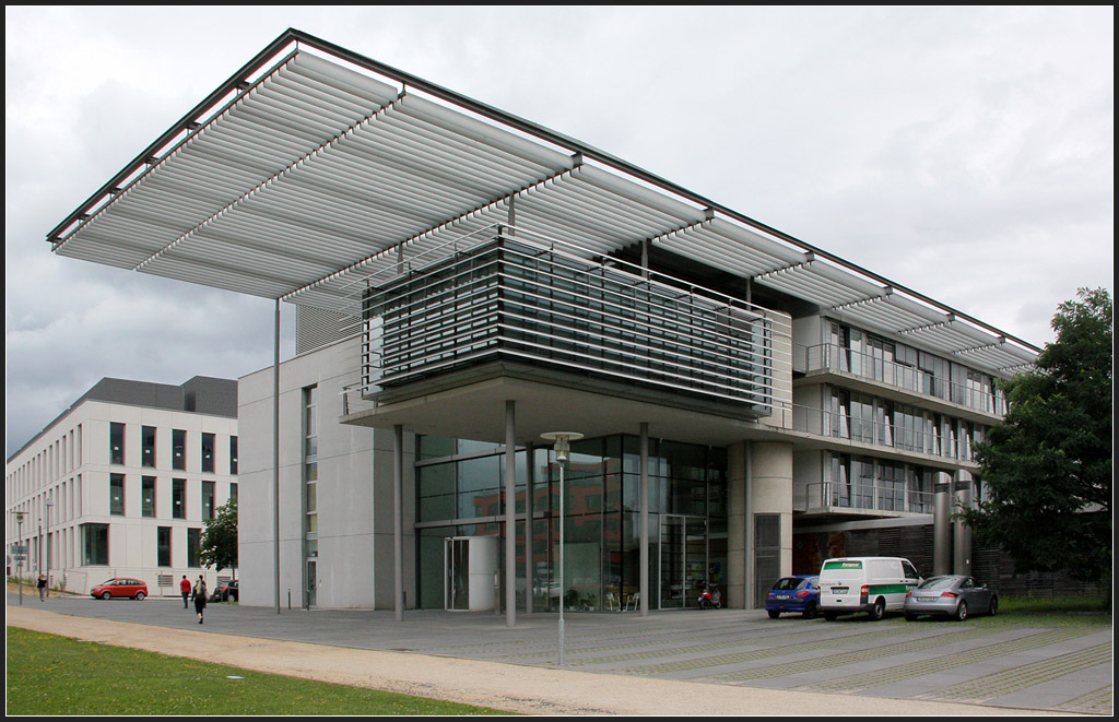 . Auskragendes Dach - 

Max-Planck-Institut fr Biophyik in Frankfurt am Main-Riedenberg. Fertigstellung: 2003, Architekten: Auer+Weber+Architekten. 

Zahlreiche weitere Aufnahmen:
http://architektur.startbilder.de/name/galerie/kategorie/architekten~auer-weber-architekten~2003-max-planck-institut-frankfurt-am-main.html

12.07.2012 (Matthias)