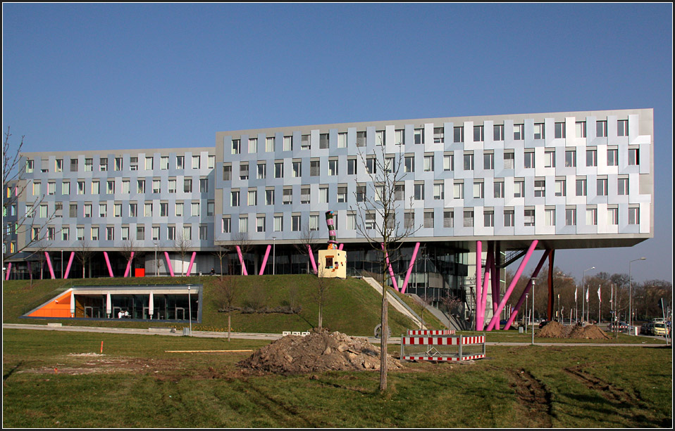 . Bankgebude der LB BW in Karlsruhe. Die Erdhgel und roten-weien Absprerrung deuten auf den beginnenden Straenbahnbau an dieser Stelle hin. Die Straenbahn wird spter die Auskragung des Bankgebudes unterfahren. 01.03.2011 (Matthias)