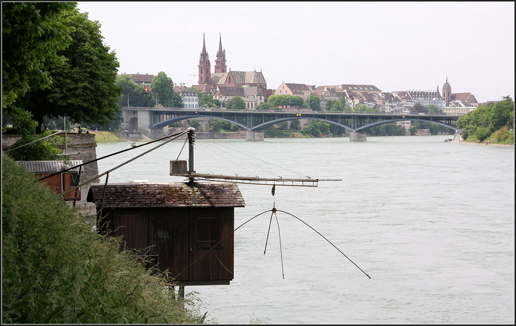 . Basel, eine Stadt am Rhein - Die Aufhngung im Vordergrund ist wohl fr ein Netz zum Fischfang gedacht? Im Hintergrund die Wettsteinbrcke vor dem Mnster. 19.06.2013 (Matthias)